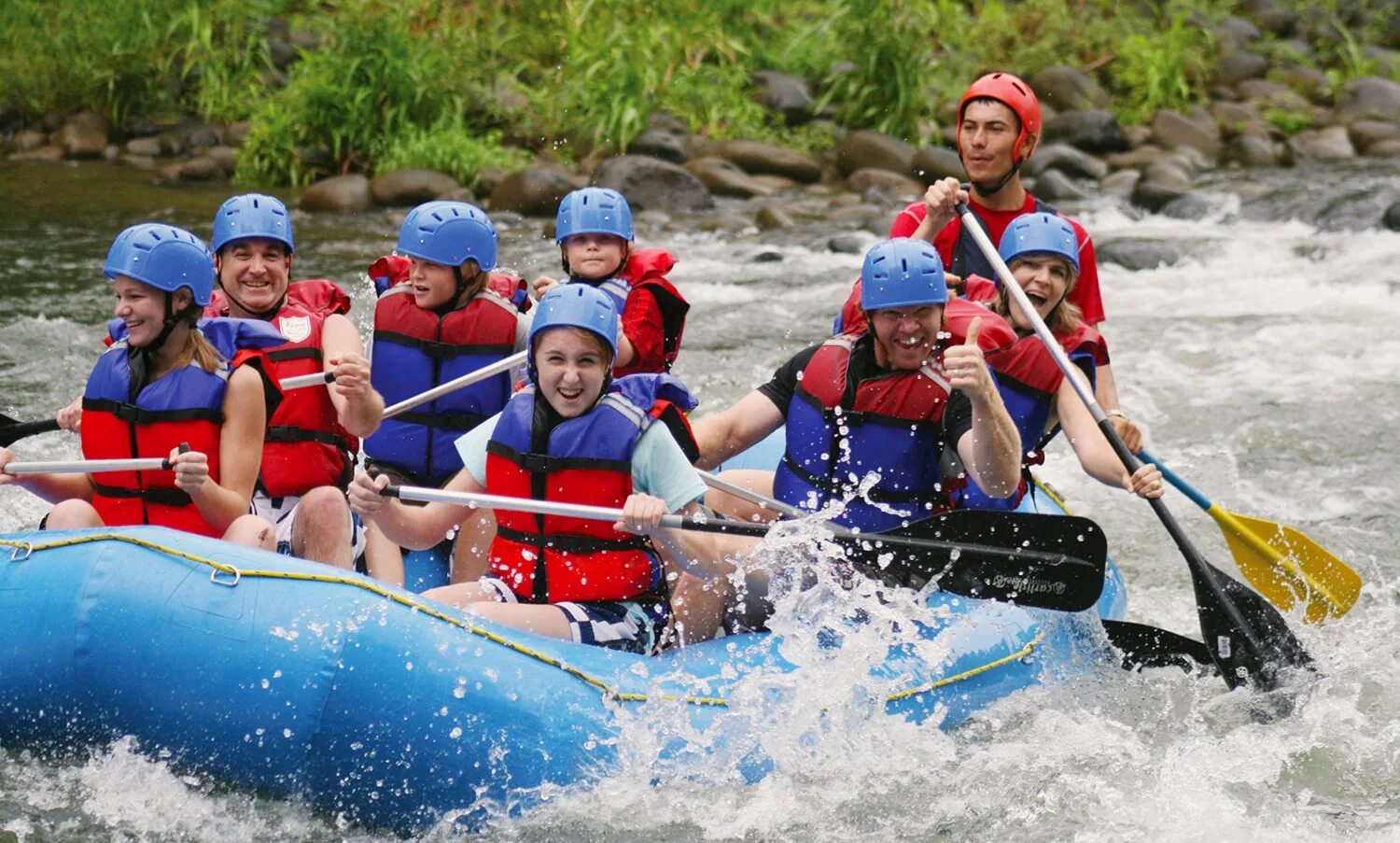 Дети Rafting. Children go Rafting. Фото соревнований в бассейне рафтинг. Water activities. Tourism activity