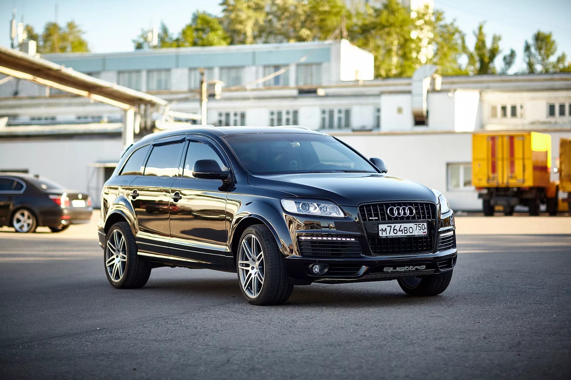 Купить ауди ку 7 в россии. Audi q7. Audi q7 1. Audi q7 II. Audi q7 Sport.