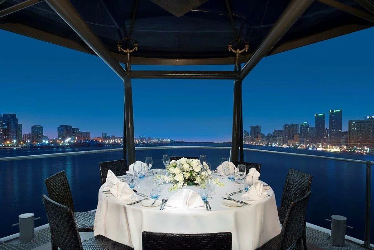 Ресторан с видом дубай. Ресторан Bateaux Dubai. The Oasis dinner Дубай. Ужин в Дубае с видом.