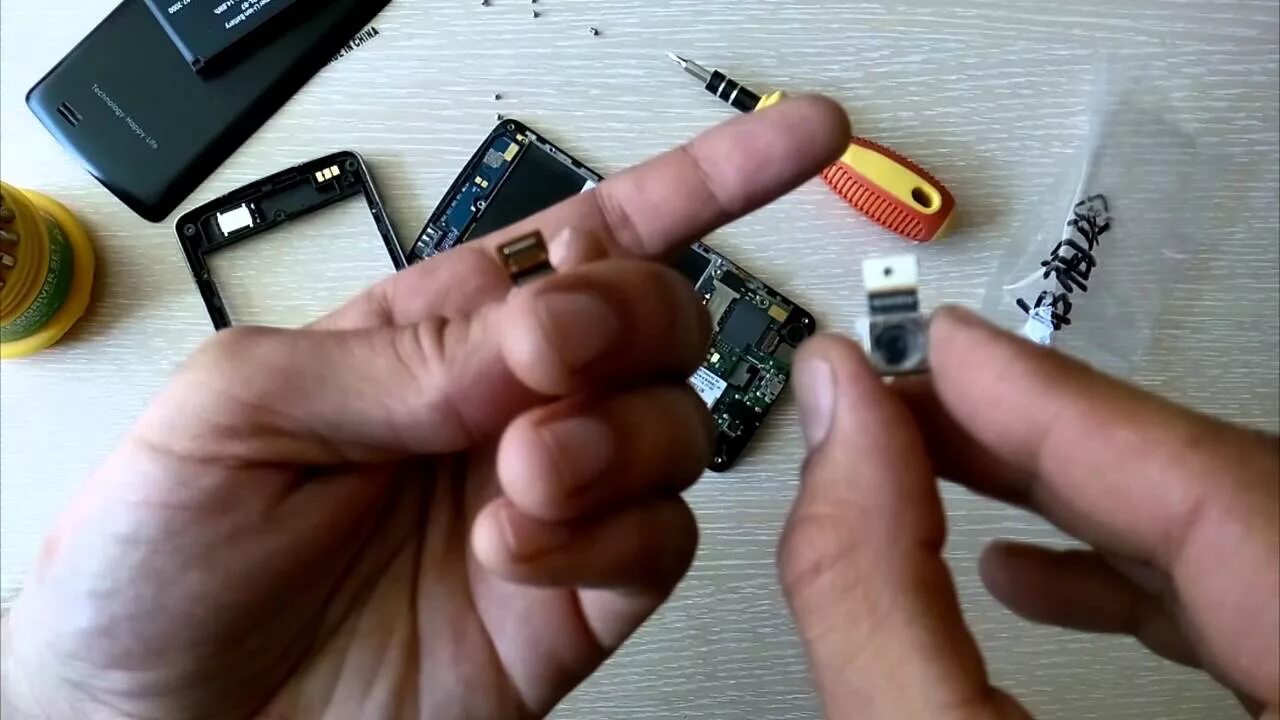 Замененная модуль камеры. Айфон 4s камера. Можно поменять камеру на телефоне. Замена стекла на камере телефона. Поменять стекло на камере телефона.