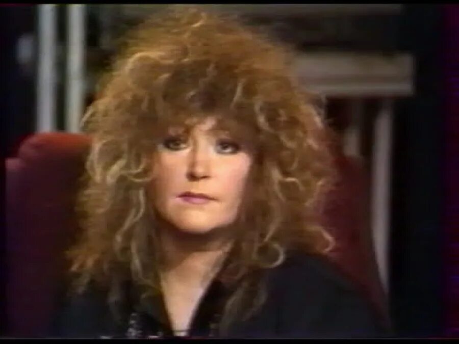 Пугачева под прицелом. Пугачёва. Пугачева под прицелом. Алла пугачева курит. Под.