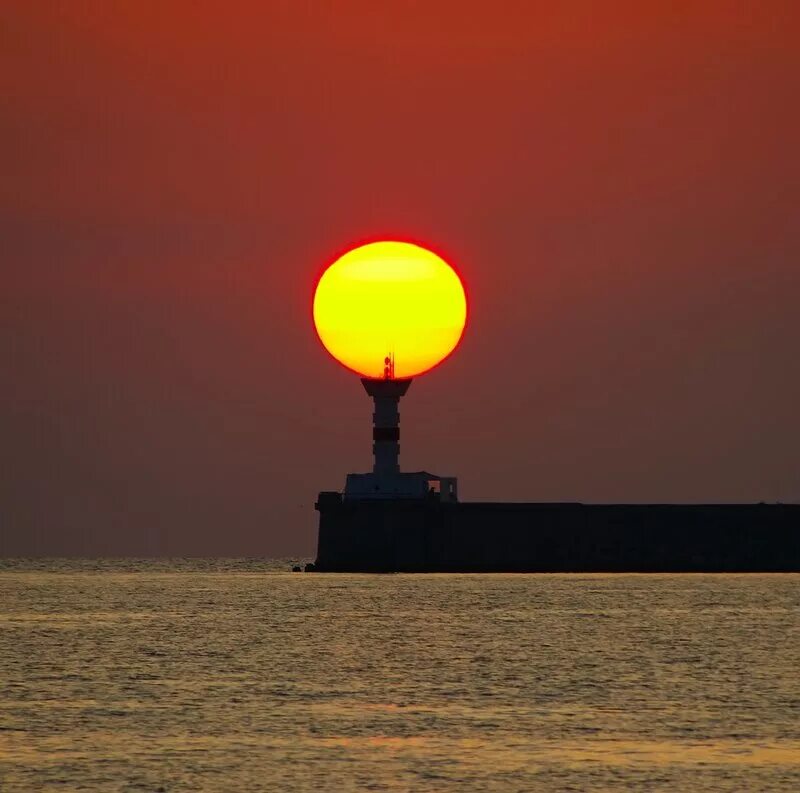 Рассвет над горизонтом. Закат солнца севастополь. Репино пляж закат. Солнце садится. Рассвет витязево.