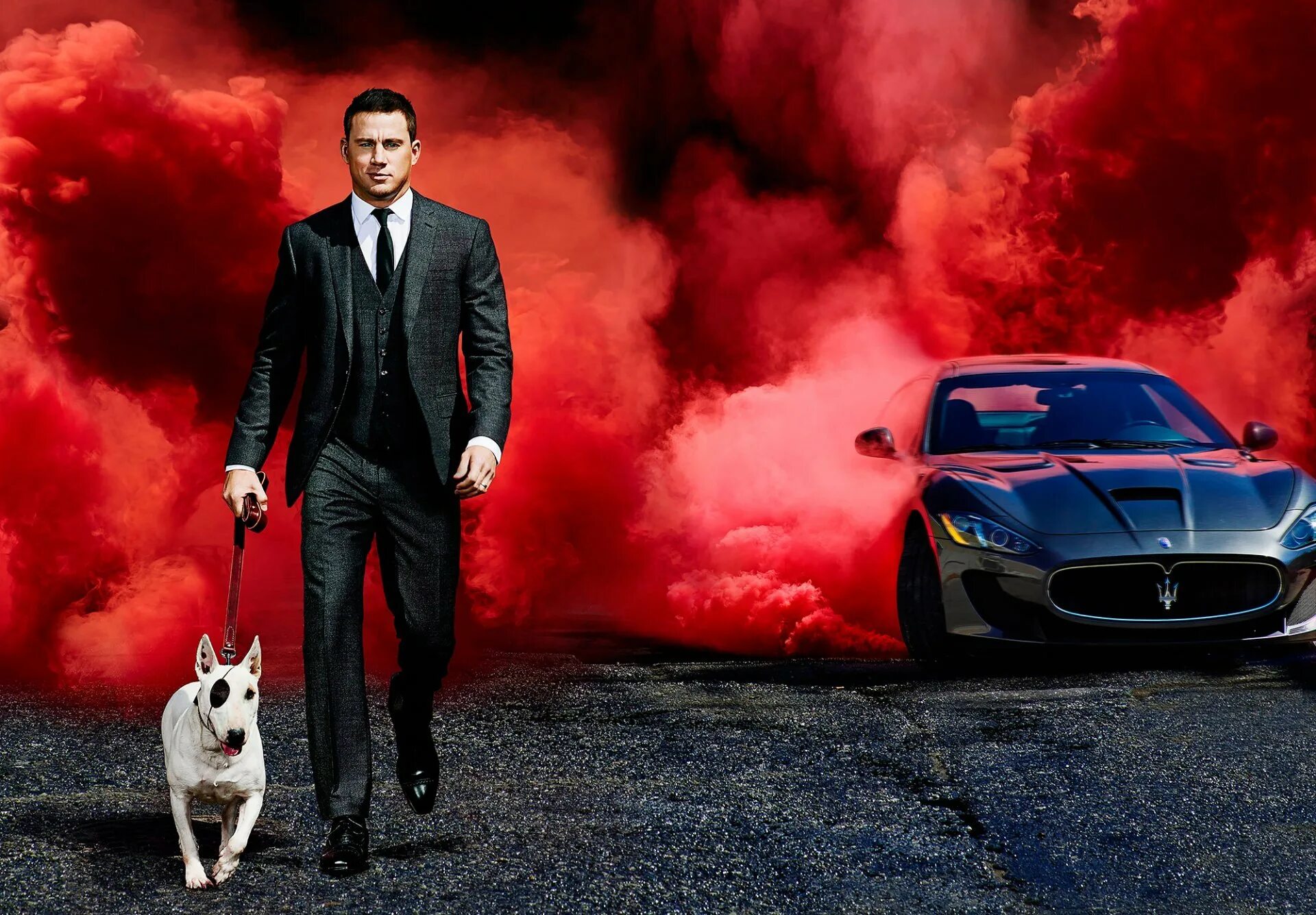 Ченнинг Татум с собакой. Человек на фоне машины. Крутой мужчина. Мужские машины. Обои крутые люди