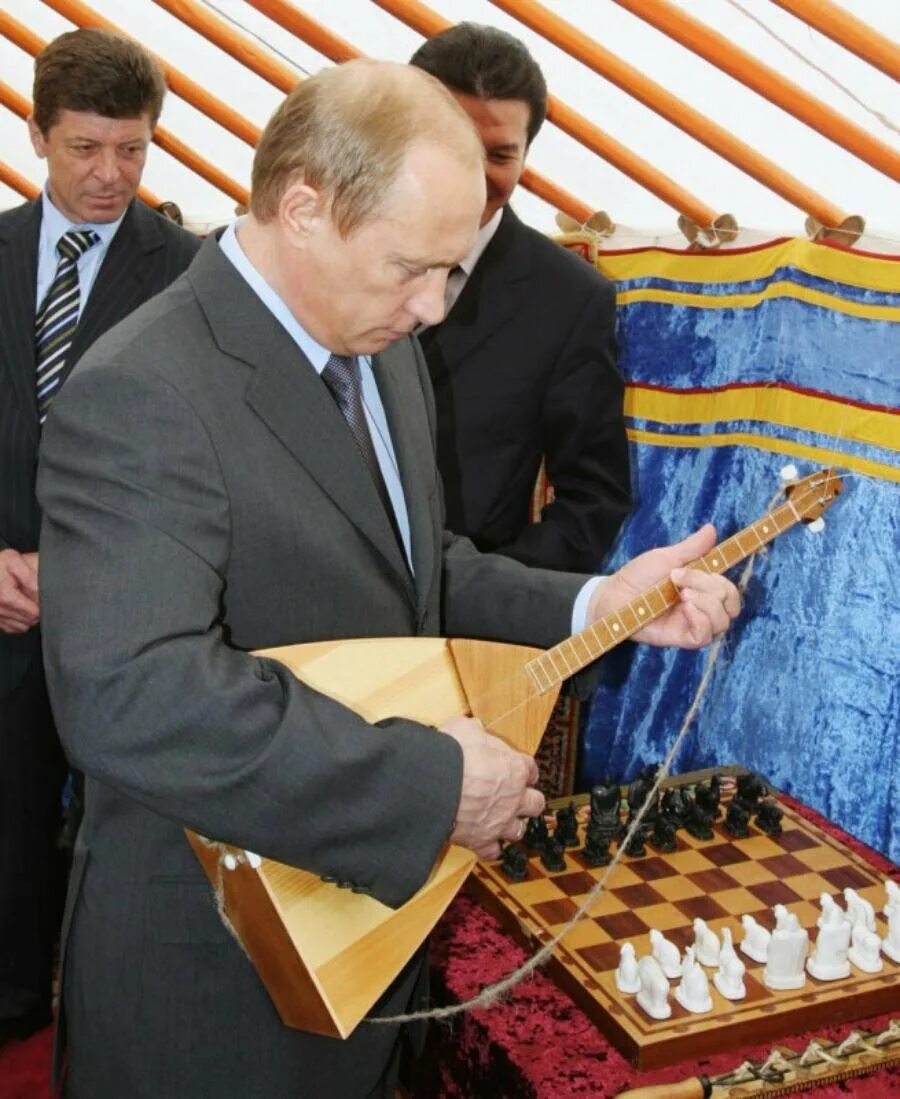 Шариков с балалайкой фото. Сфоткай меня типа я хозяин. Котоматрица главная. Хозяин я отключил твою деградацию кот мем. Я хозяин вся страна.
