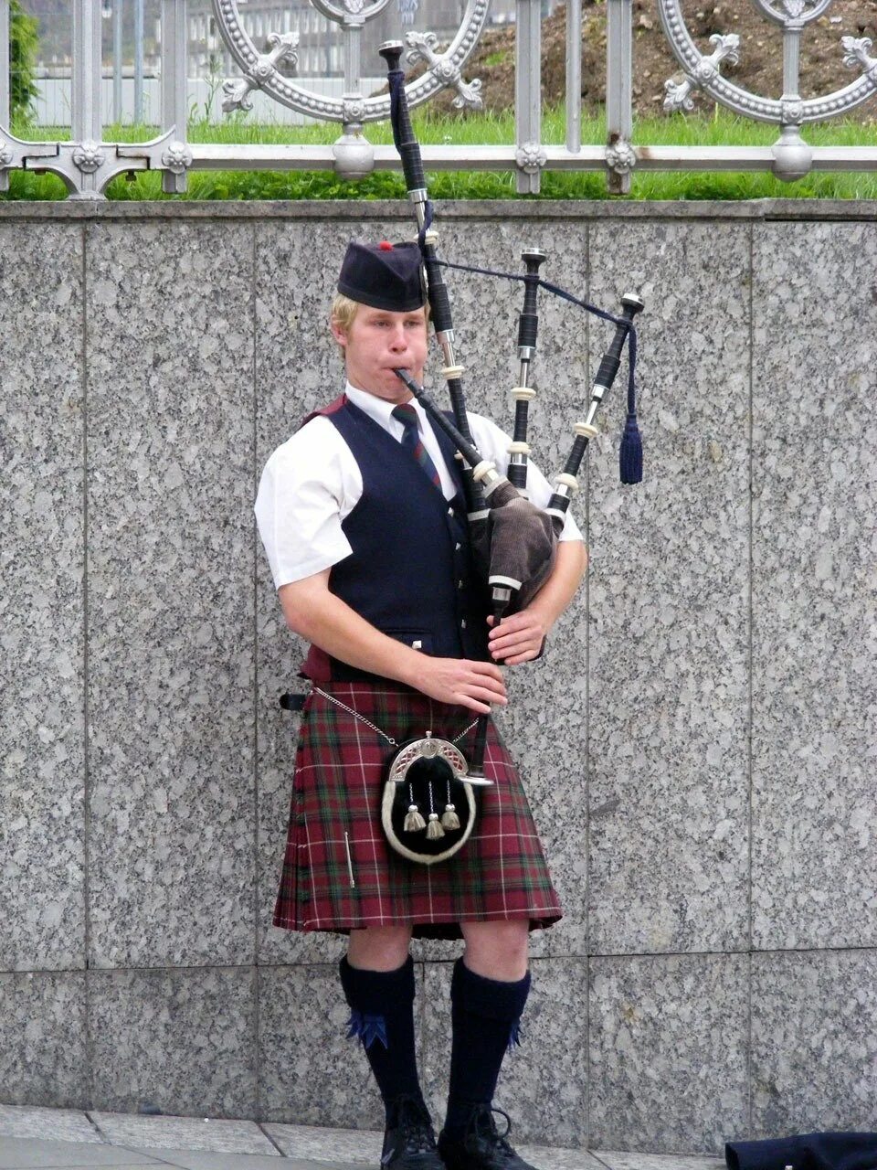 Шотландская волынка музыка. Волынщики Шотландии. Волынка в Шотландии. Шотландия музыкальный инструмент национальный волынка. Шотландский килт и волынка.