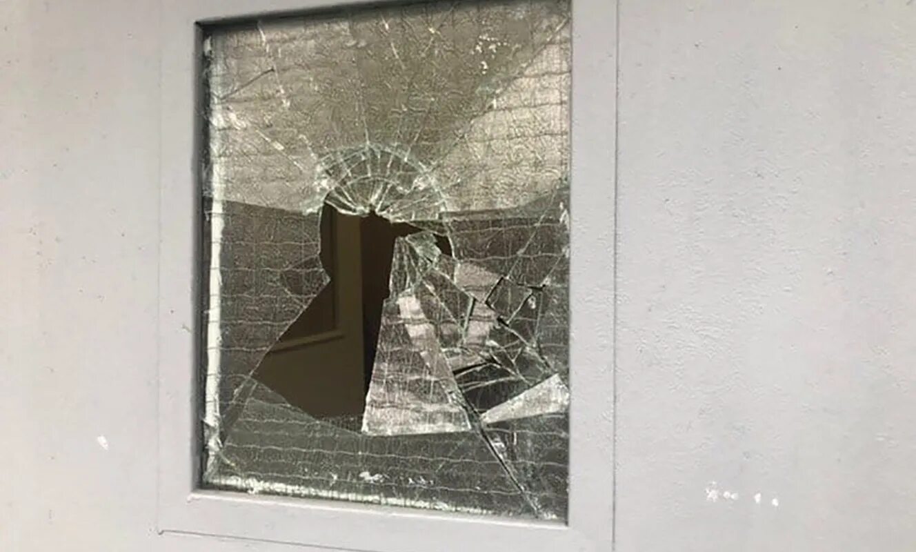 разбито окно в подъезде. разбито окно в подъезде. разбитое окно. разбитое окно. разбито окно в подъезде.