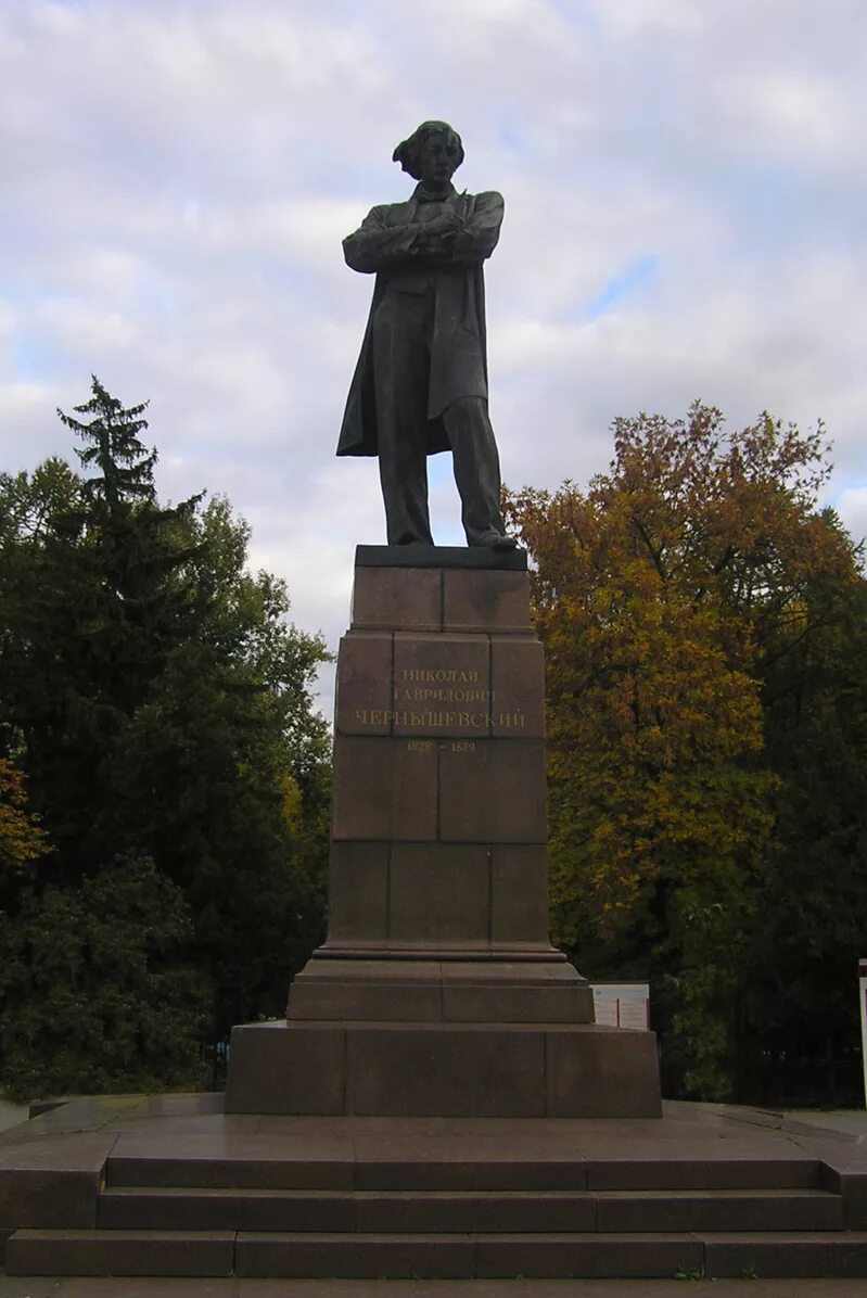 Памятник в чернышевском. Памятник Чернышевскому в Саратове. Памятник Чернышевскому (Саратов, площадь Чернышевского). Чернышевский памятники в Саратове Чернышевскому. Памятник н г Чернышевскому Саратов.