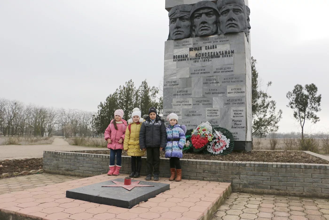 Погода в селе кировское крым. Памятник в селе Кировское Черноморский район. Село Кировское Черноморского района Крым. Памятники села Кировское Черноморский. Кировское сельское поселение (Черноморский район).