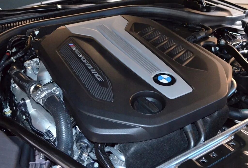 Двигатель бмв 750. BMW g30 мотор. BMW 550d g30. Мотор BMW g30 4.4. BMW g30 m50d.