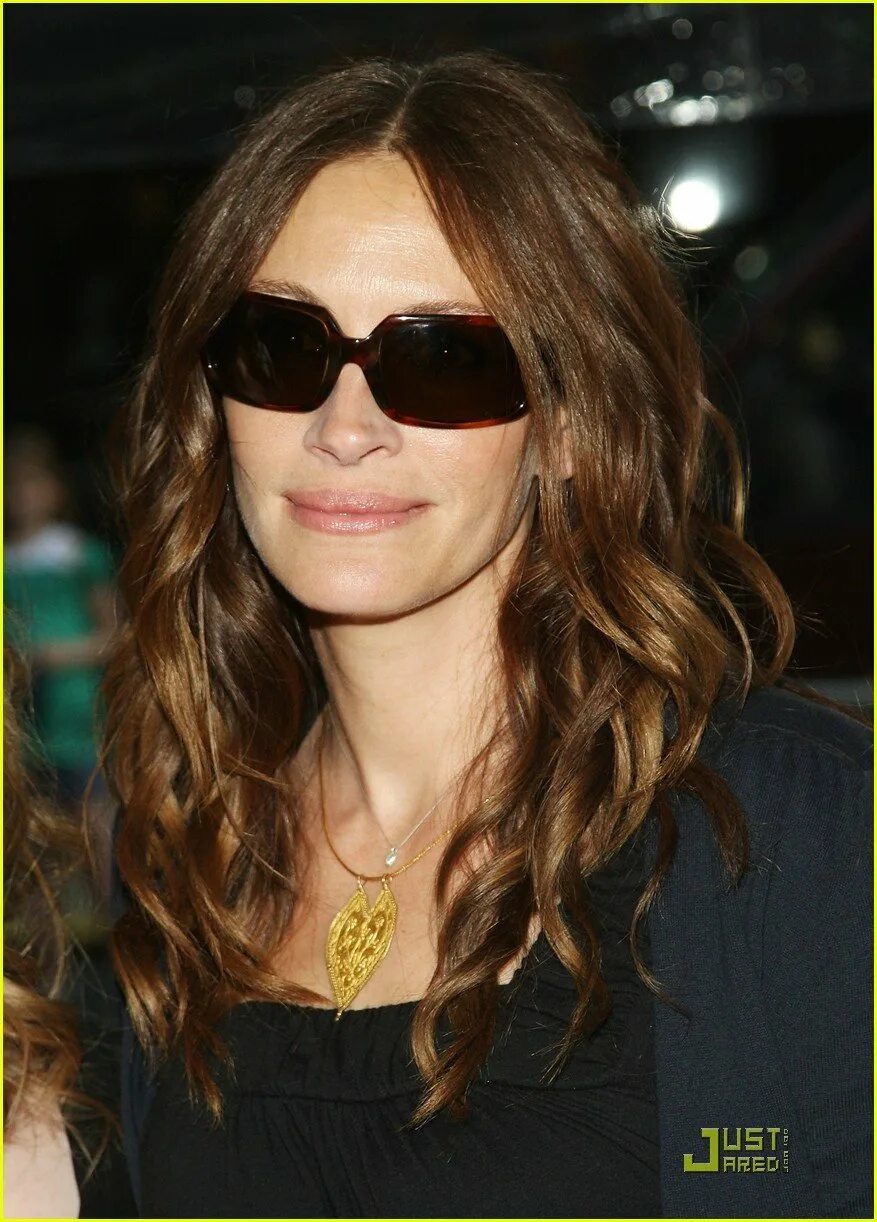 Джулия робертс в очках фото Julia Roberts Debuts a New Red Hair Color in New York City Vogue