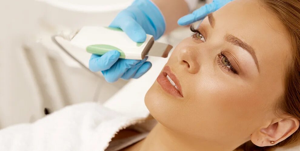 Девушка протирает лицо ватным диском. Подтяжка подбородка. Молоко на лице. Чистка подбородка. Подбородок.