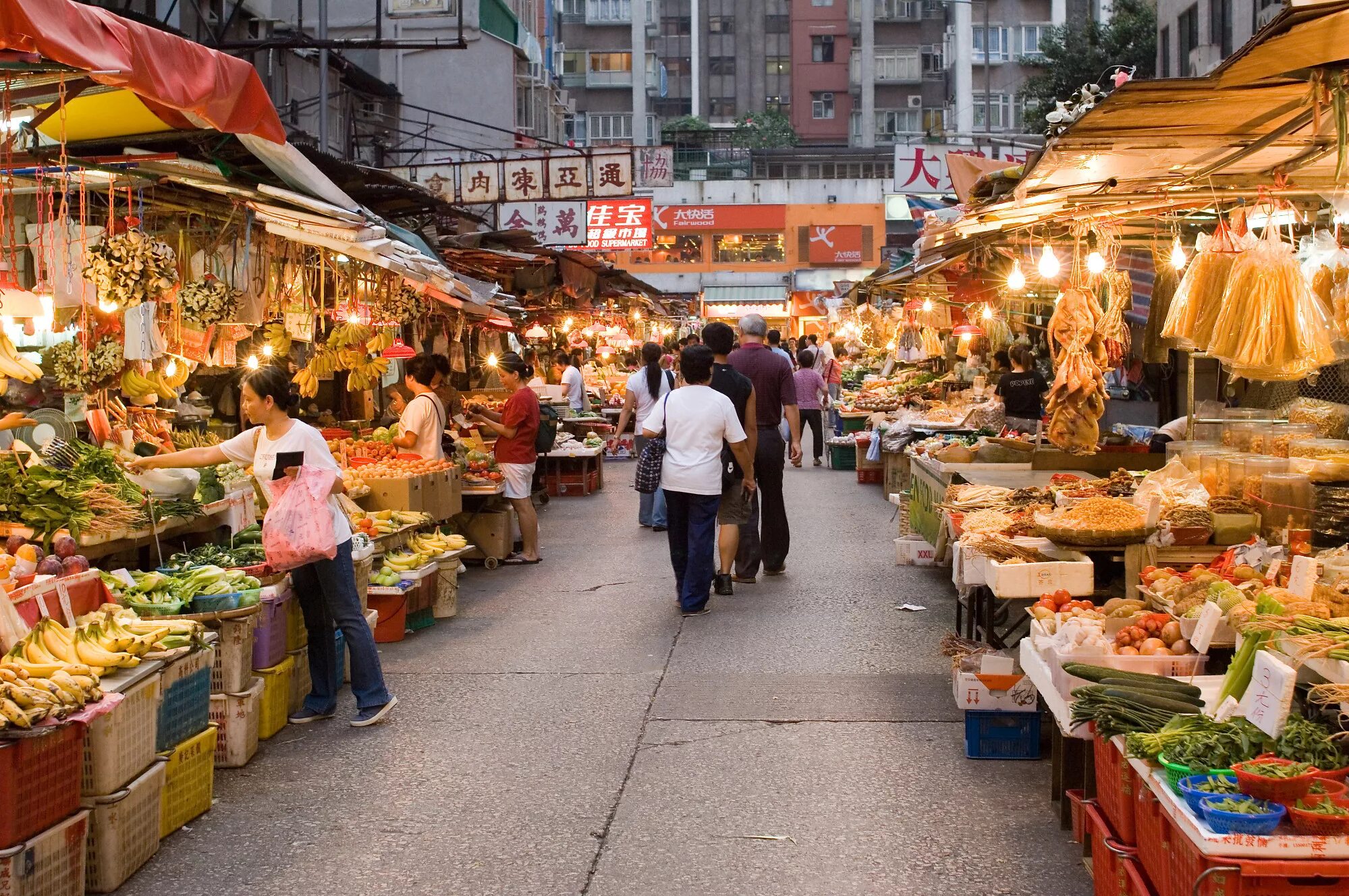 Near market. На рынке. Продуктовый рынок. Красивый рынок. Торговля на рынке.