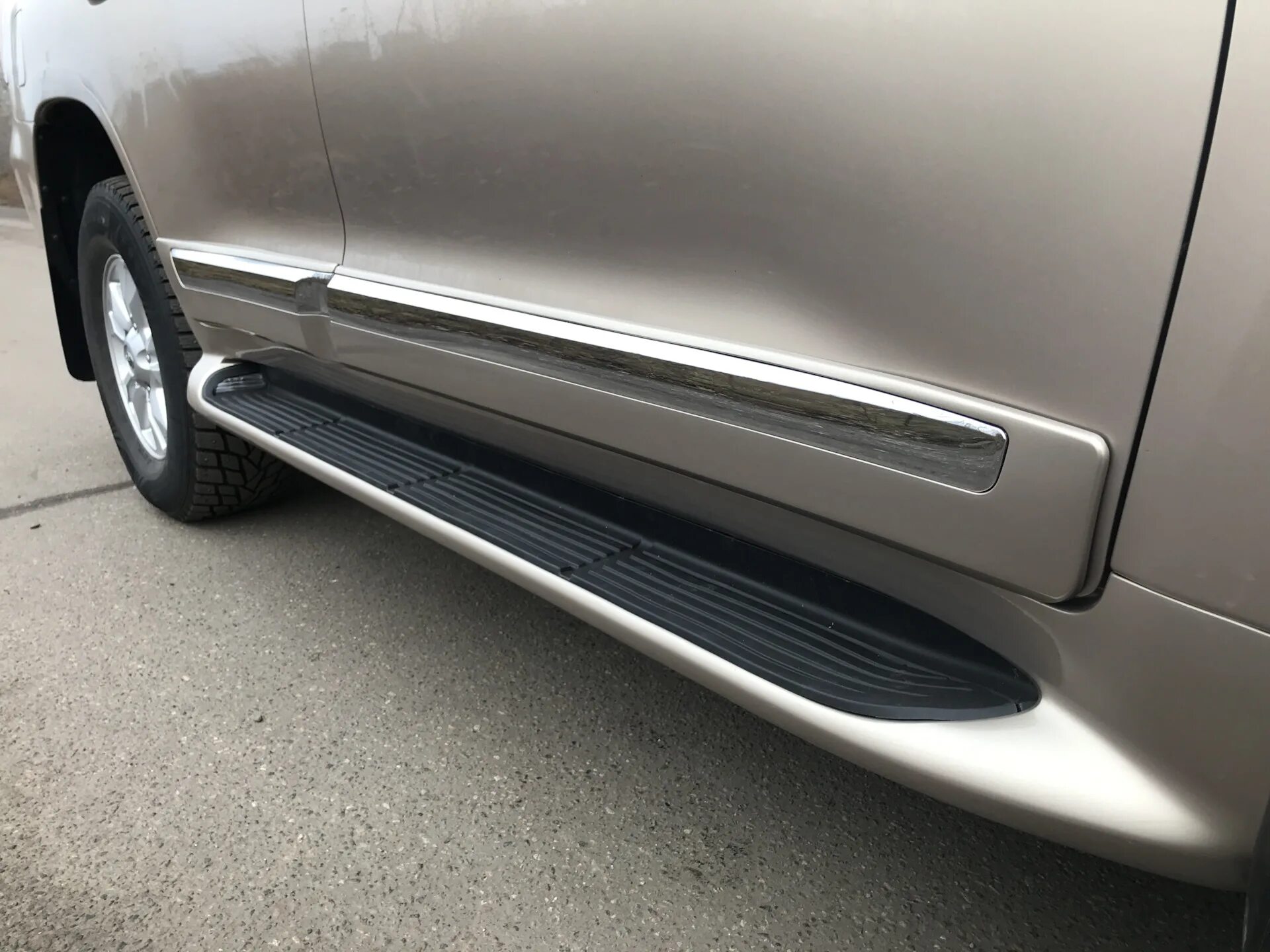 Защита порога toyota lc 100. Подножка toyota land cruiser 200. Пороги тойота ленд крузер 200. Пороги на тойота ленд крузер 200. Подножка для лексус 570.