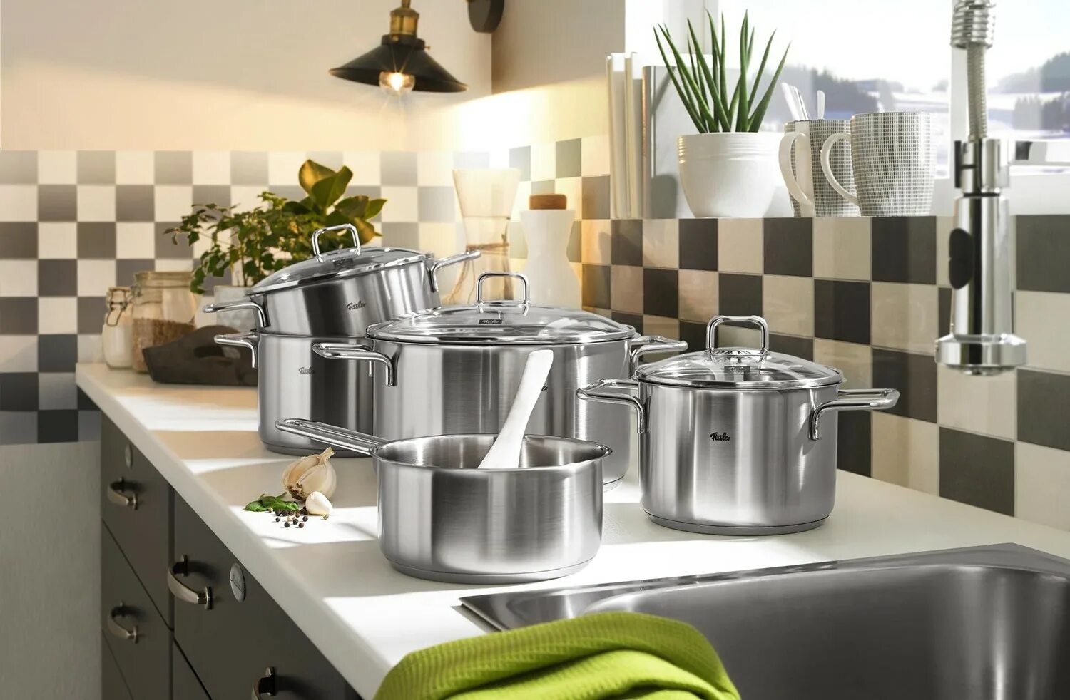 Кастрюли. Berghoff 1100890. Посудомоечная машина икеа скинанде. Кухонный стол для посуды. Грязная и чистая посуда.