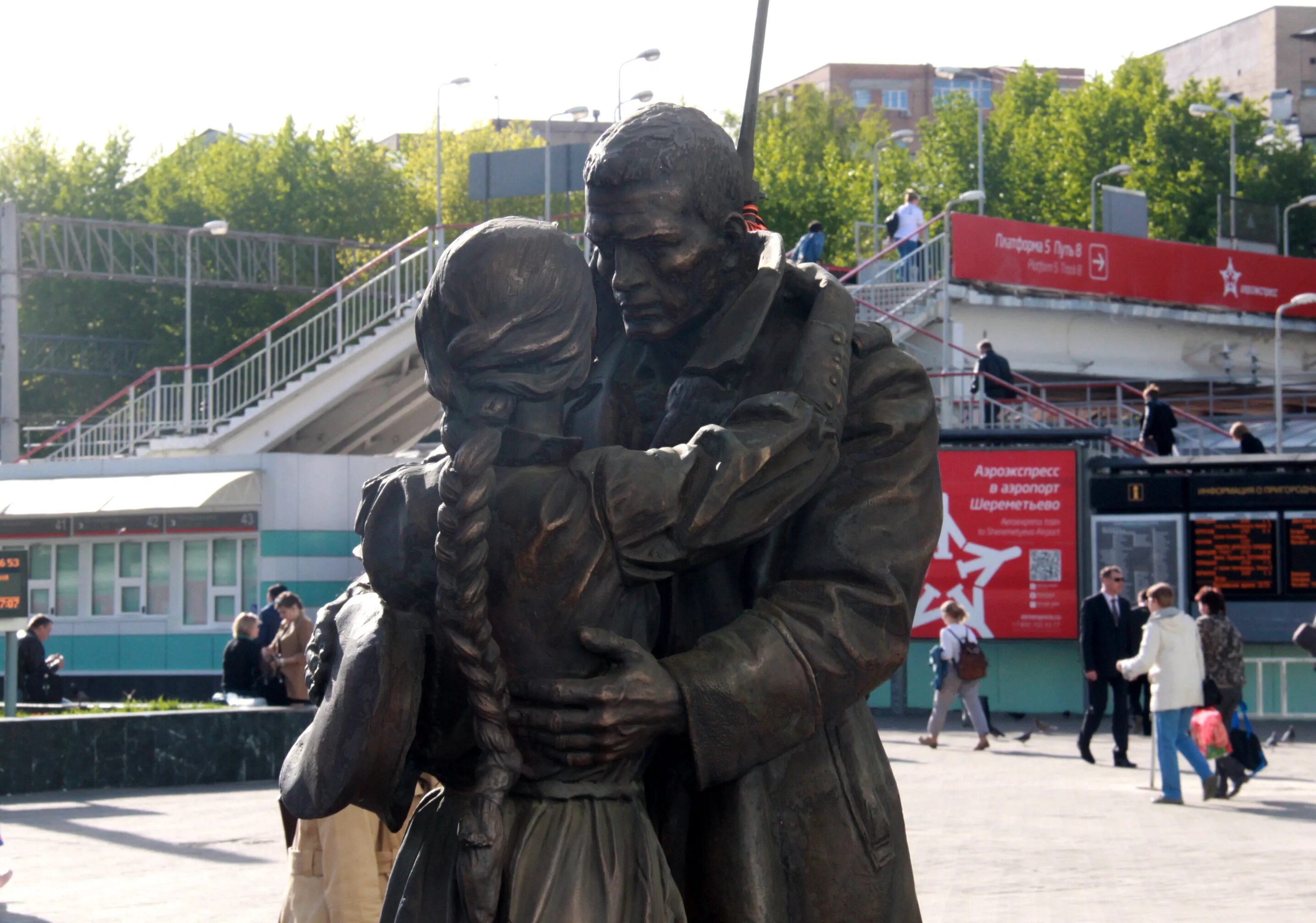 Памятник прощание. Памятник прощание славянки. Памятник прощание славянки на белорусском вокзале в Москве. Прощание славянки на белорусском вокзале. Прощание славянки памятник Хотьково.