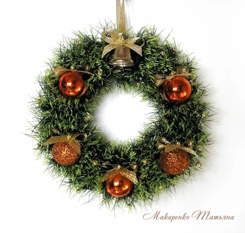 новогодние венки из мишуры. круги на дверь на новый год. новогодний венок. венок на дверь. новогодний венок на дверь.