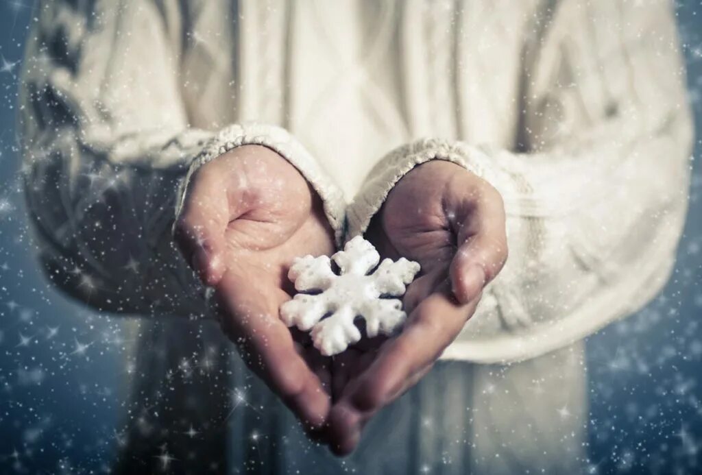 Растаяв в руках. Снежинка на руке. Снежинка на ладони. Тающая Снежинка на руке. Снег на ладони.