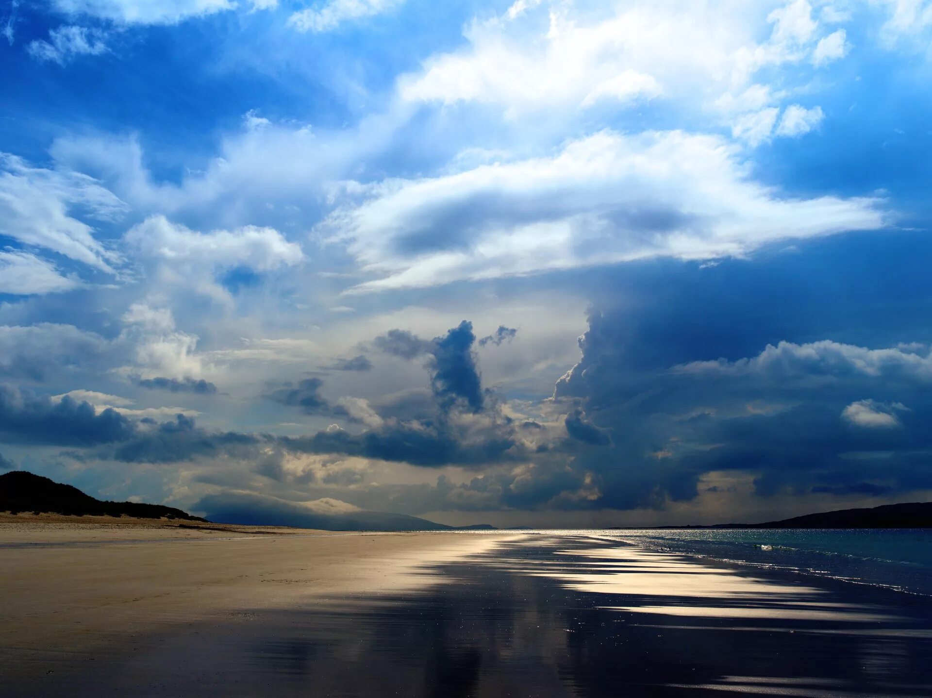 Тучи вдали. Пляж Ласкентайр. Море. Облака над океаном. Море и небо.