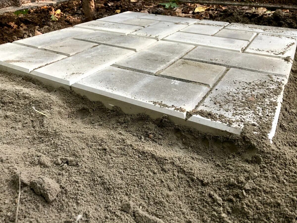 Укладка плитки на дорожку. Дорожки из плитки на даче. Укладка тротуарной плитки своими. Тротуарная плитка патио. Укладка тротуарной плитки.