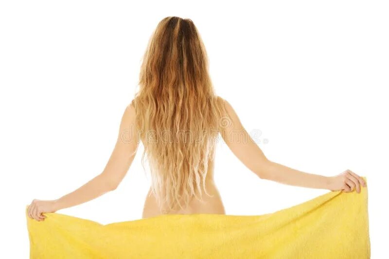 Прикрылась полотенцем. Девушка в полотенце со спины. Женщина прикрывается полотенцем. Спина в полотенце.