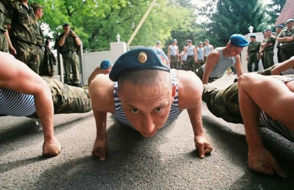 Отжимания в армии. Военный отжимается. Военные отжимания. Физическая подготовка десантника. Отжимаются в армии.