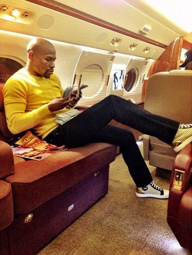 Чем занимаются богатые люди. Мужчина в богатом доме. Elon musk богатый. Богатый человек. Миллионер лайфстайл.