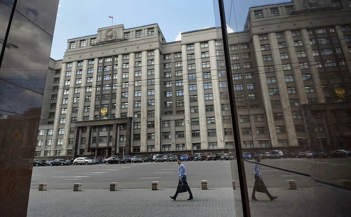 Здание государственной думы. Московская государственная дума. Здание государственной думы в москве. Герб на здании правительства. Государственная дума москва.