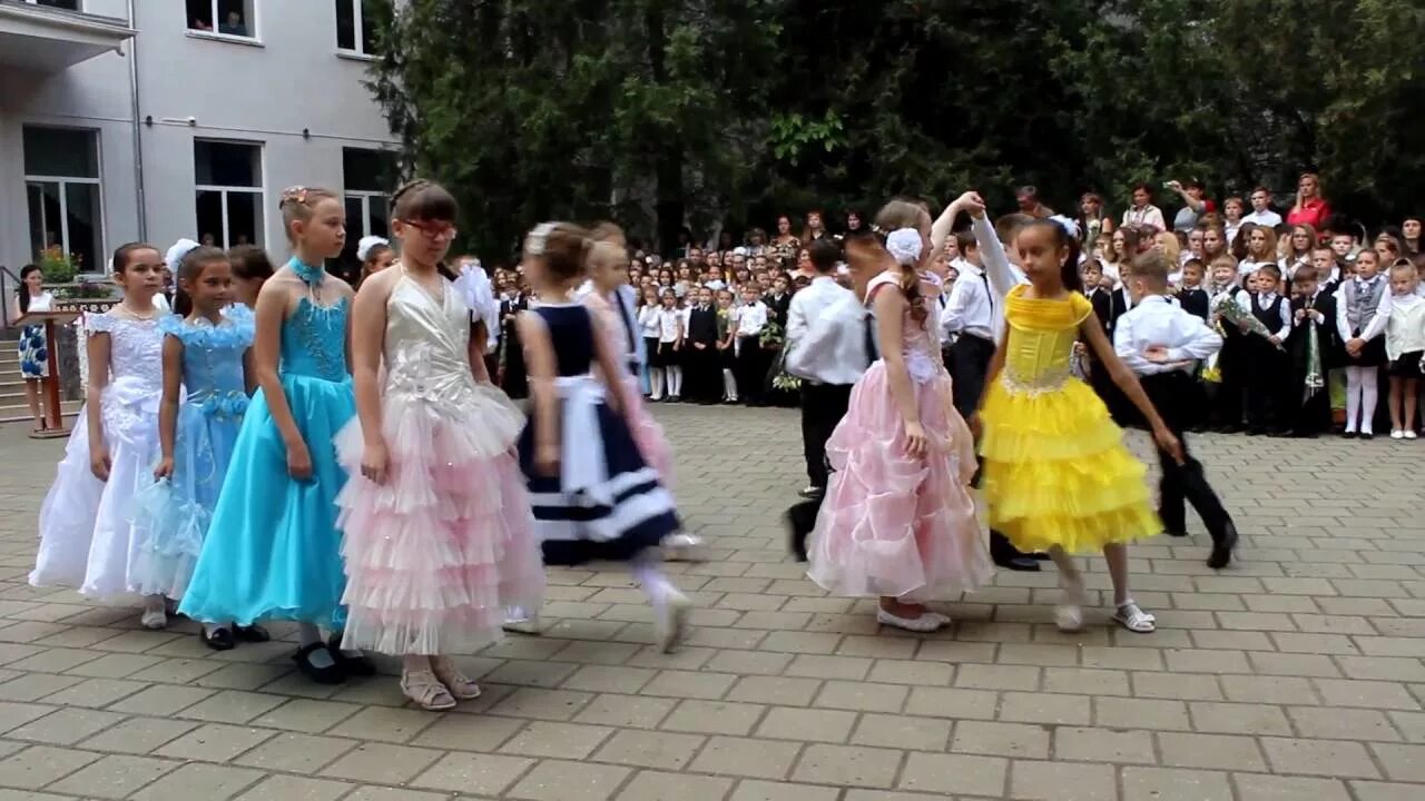 Видео танцы 4 класс. Танец на выпускной 4 класс. Танцы на выпускной для 4 класса на выпускной. Танец для выпускников 4 класса. Танец на выпускной в начальной школе 4 класс.