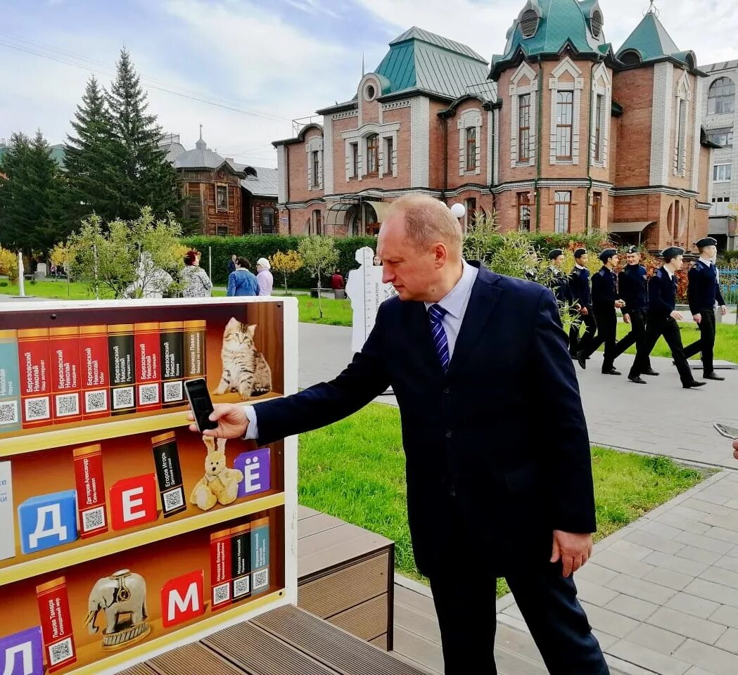 Сайт муниципальных библиотек. Бульвар Мартынова Омск. Аллея литераторов на бульваре Мартынова Омск.