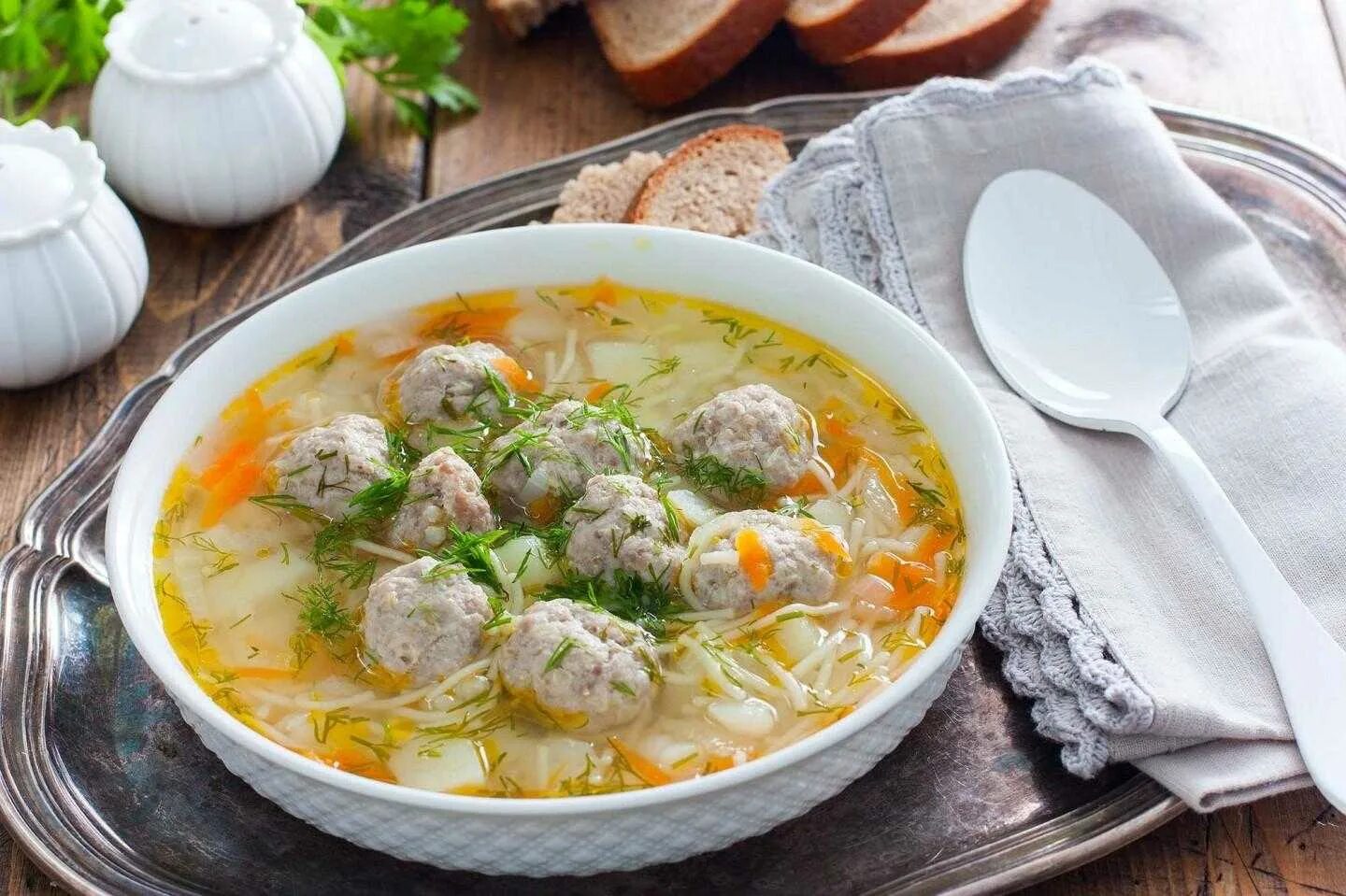 Какой суп можно сварить из курицы. Суп вермишелевый с фрикадельками. суп картофельный с фрикадельками и вермишелью. суп с куриными фрикадельками и вермишелью. тефтелевый суп.