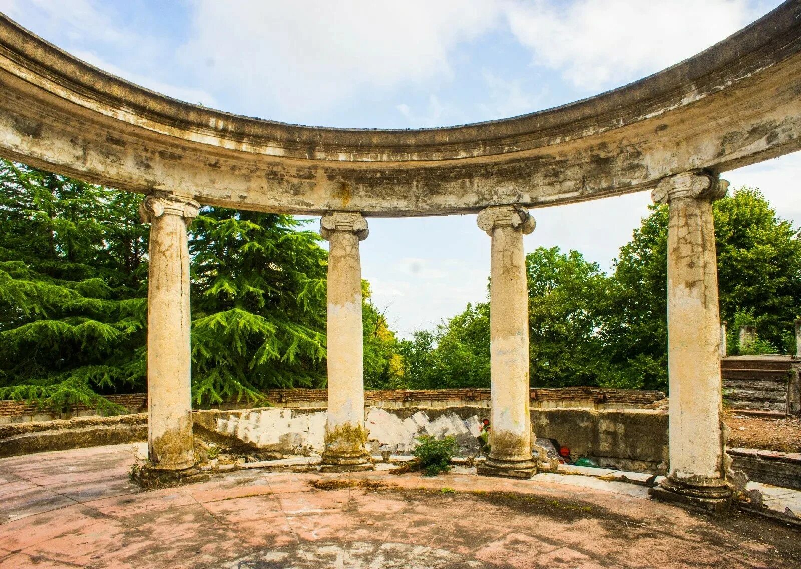 ресторан на горе ахун. ресторан в башне на горе ахун. гора ахун ресторан. заброшенный ресторан на горе ахун в сочи. гора ахун сочи ресторан.