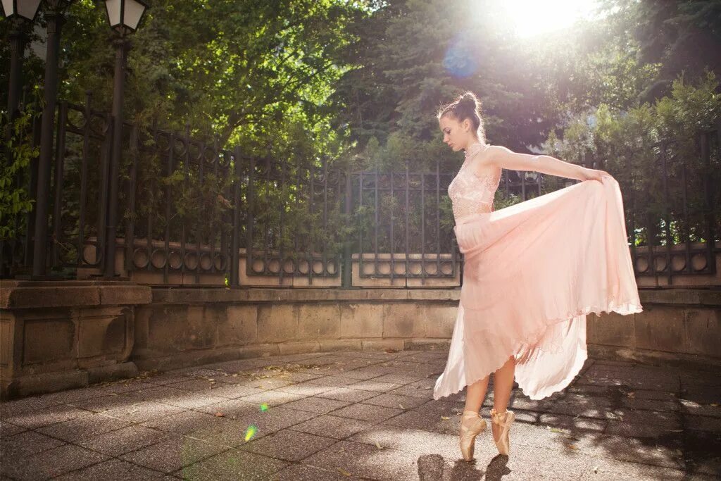 Девочка в бежевом платьице танец. Красивая девушка в платье арт. Красивая девушка танцует. Фотосессия в бежевом платье. Девушка балерина.