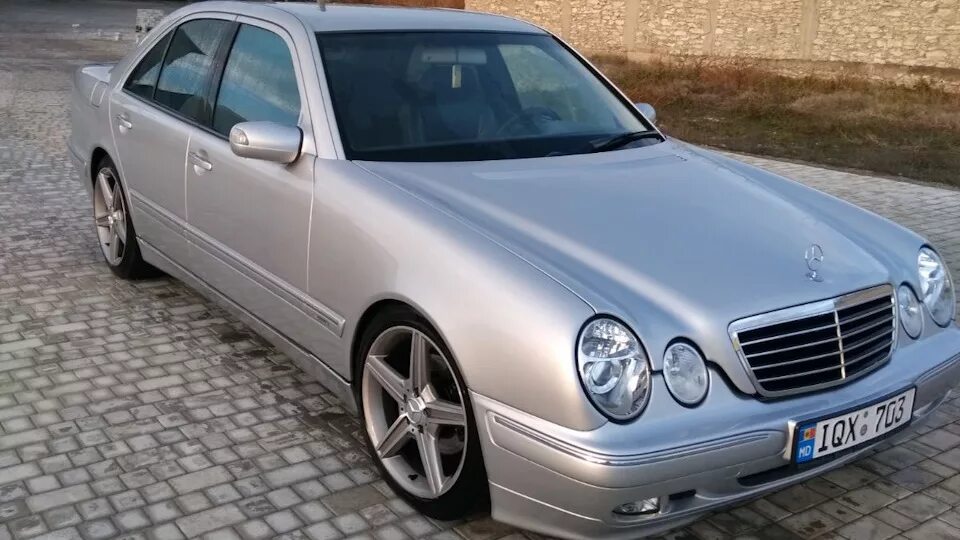 Куплю мерседес баку. Mercedes w210 2000. Mercedes e200 w210. Mercedes e class 2000. Mercedes-Benz e-class 2000.