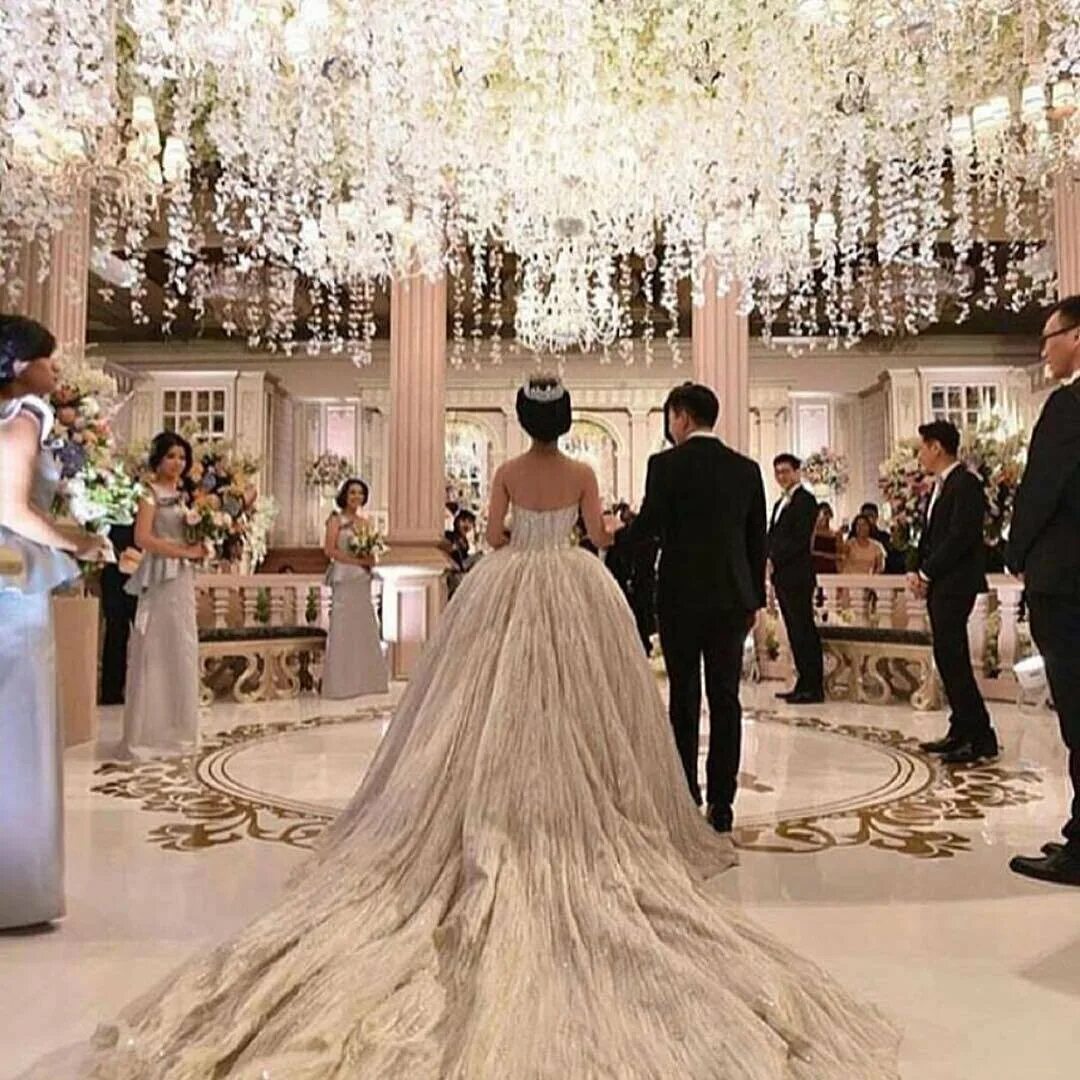 роскошная свадьба. самый дорогой свадебный. красивая свадьба. торт замок цвингер рената. богатый свадебный торт.