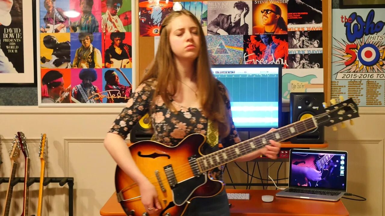 Жена надоела песня. Гитаристы женщины с ютуба. Ayla Guitar. Гитарный батл ведущие девушки.