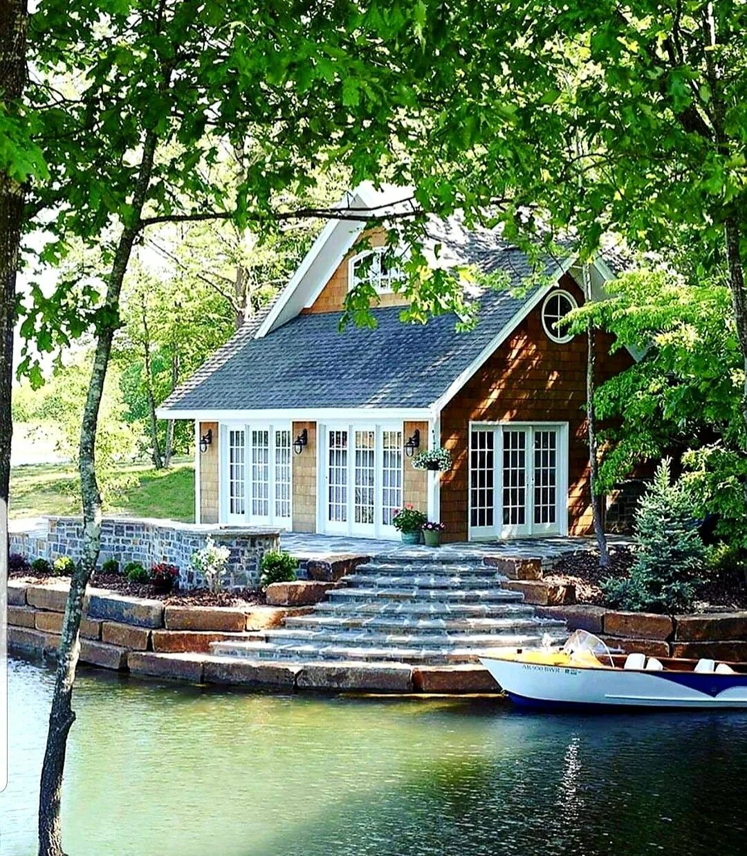 Недалеко от нашего дома находится небольшой торговый. Онтарио Канада коттеджи у озера. Дом у озера (США, 2006). Дом Гилбертов у озера.