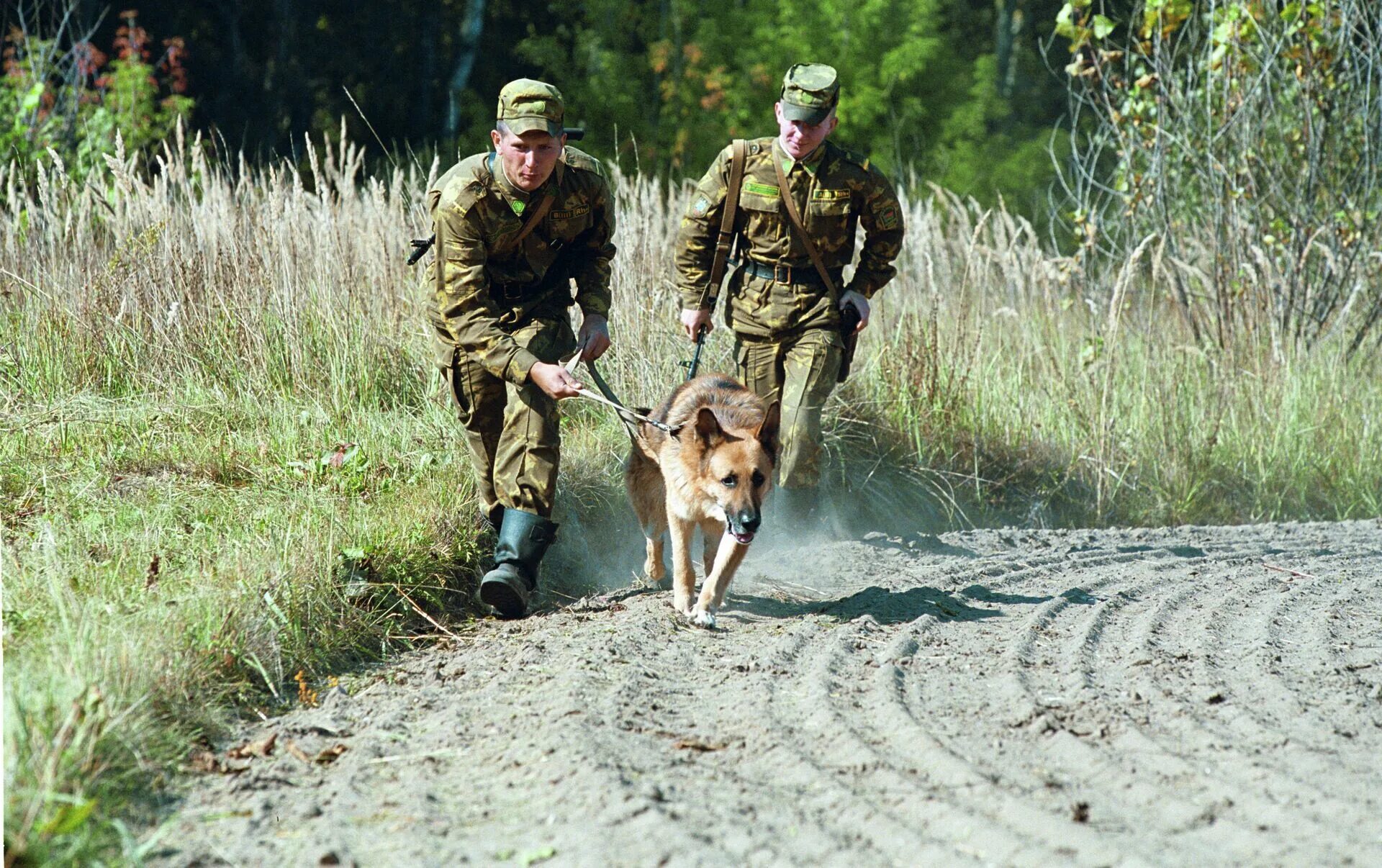 Пограничники России. Военный пограничник. Пограничник на границе. Охрана границы Российской Федерации. Пограничник пробуждение