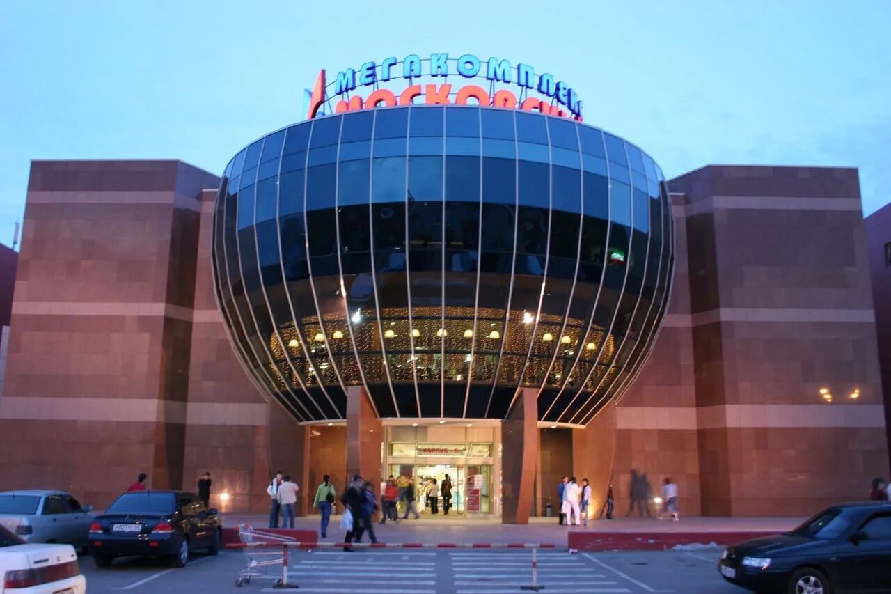 Ростов торговый центр золотой вавилон. Как сейчас называется торговый. Тюмень торговые центры. Как сейчас называется торговый. Цум в москве на красной площади.