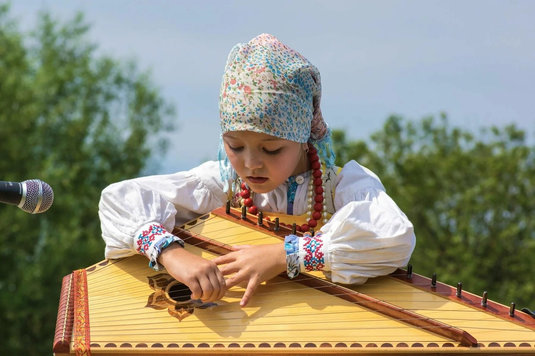 Гусли славяне. Игра на гуслях. Гусляр и дети. Дети с русскими народными музыкальными инструментами. Песни гусляров