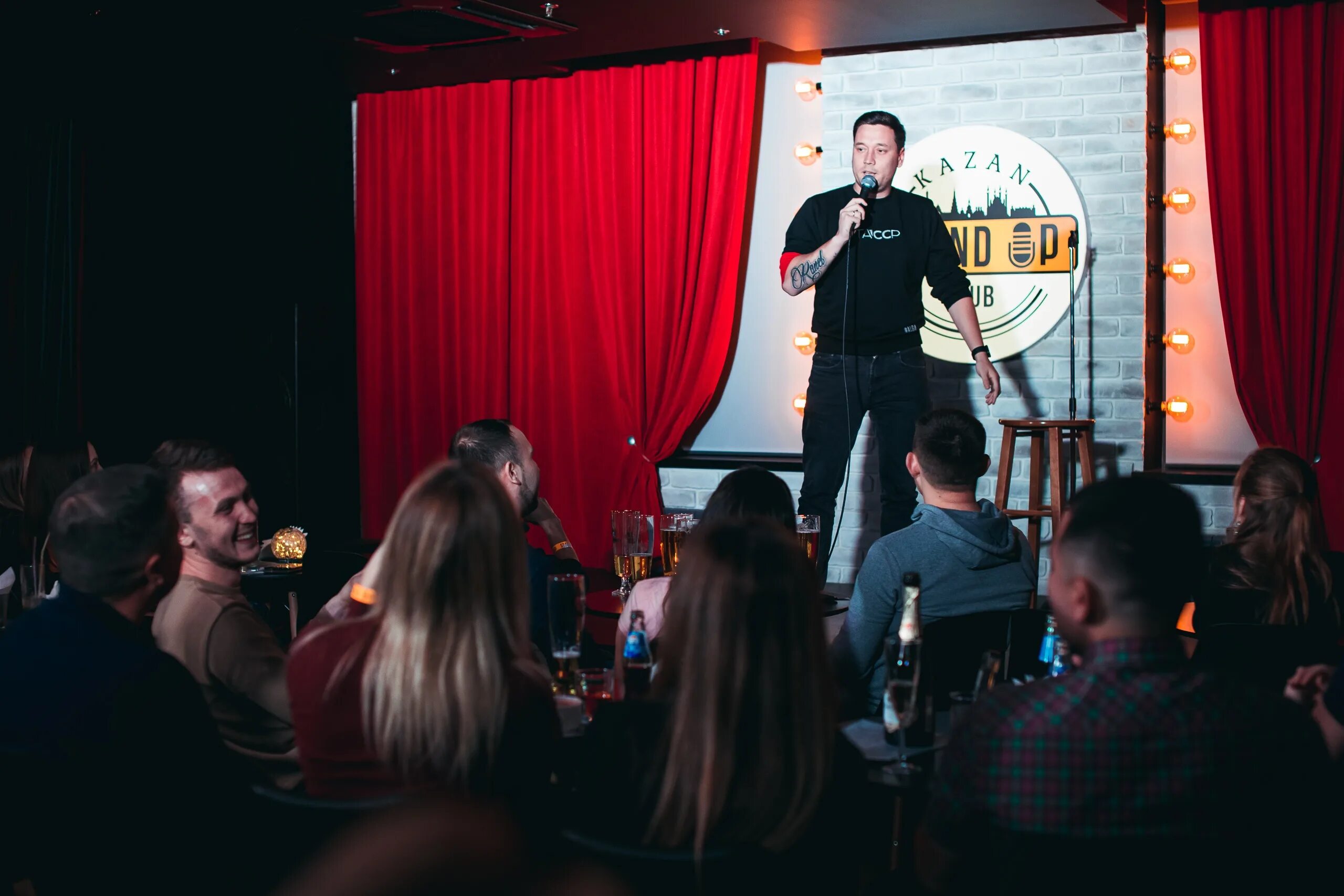 Стендап казань билеты. Казань Stand up Club Kazan. Стендап бар Казань. Стендап Казань зал. Родина Казань зал стендап.