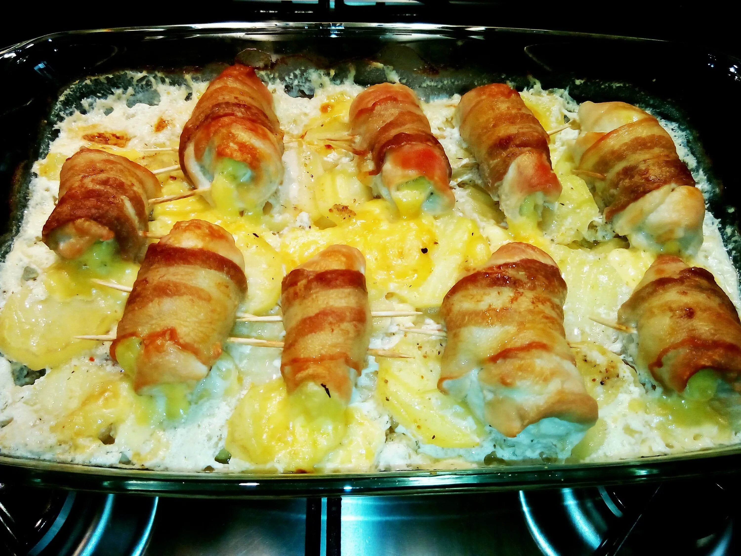 Рецепт куриного филе в беконе в духовке. Куриные рулетики в беконе в духовке. рулетики с беконом и сыром. куриные рулетики в беконе с сыром. рулетики с беконом и сыром в духовке.