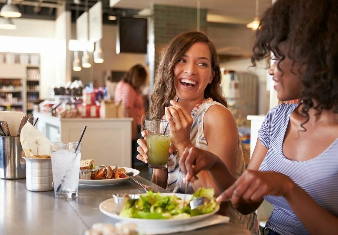 Мужчина и женщина в ресторане. Бизнесмен в ресторане. Move dinner. Люди обедают в ресторане. Женщина в ресторане.