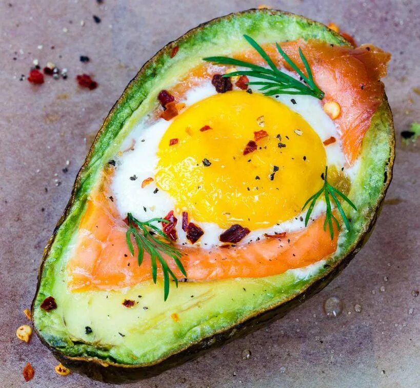 Завтрак с авокадо и яйцом. Яичница с авокадо. Завтрак глазунья с авокадо. Рецепт авокадо с яйцом и сыром. Брускетта с авокадо и яйцом пашот.