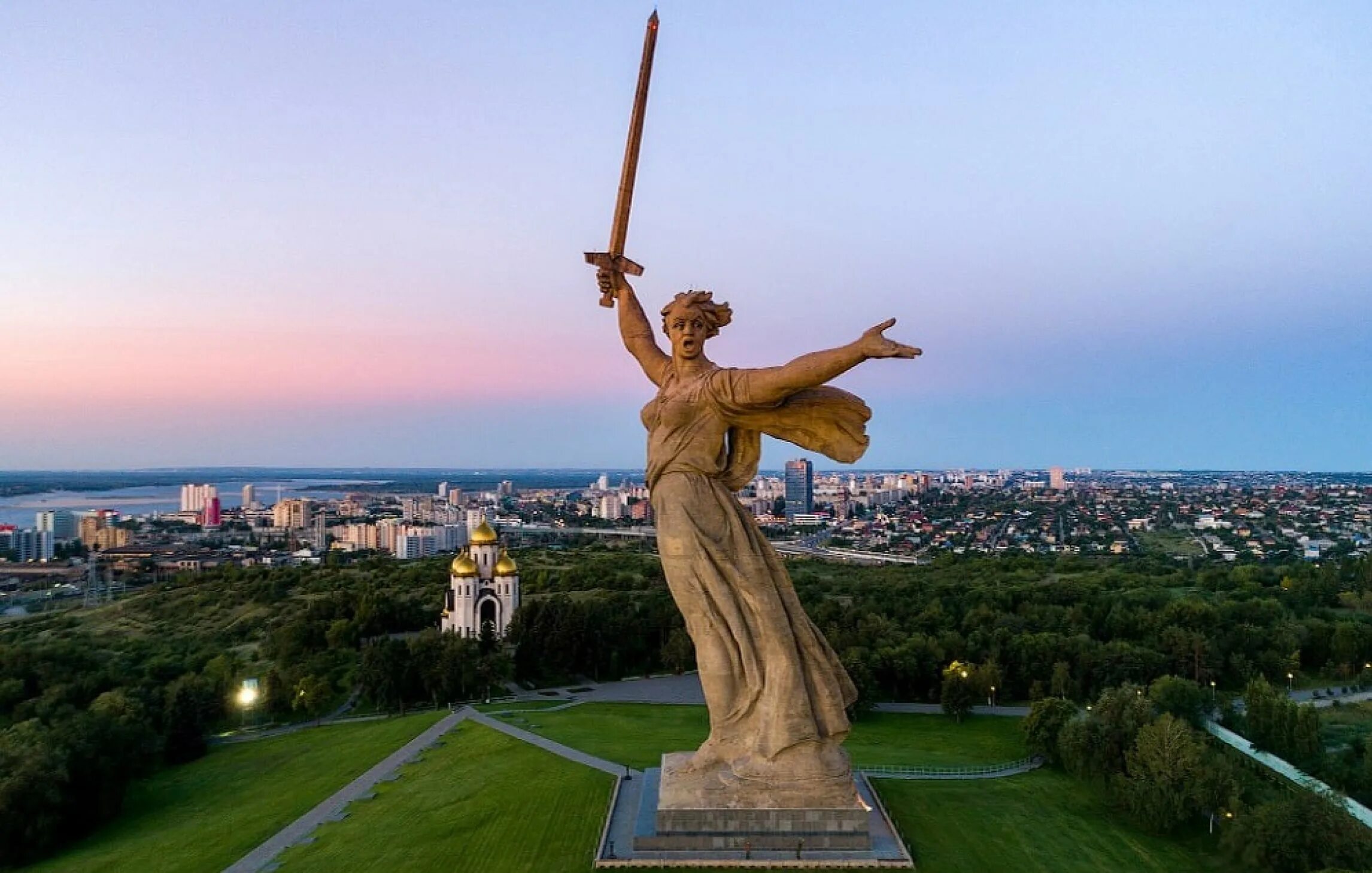 Родина мать зовёт Мамаев Курган Волгоград. Мемориальный комплекс Родина мать Волгоград. Мамаев Курган, монумент «Родина-мать».Волгоград.. Волгоград Мамаев Курган Родина. Монумент родина мать зовет почему такое название