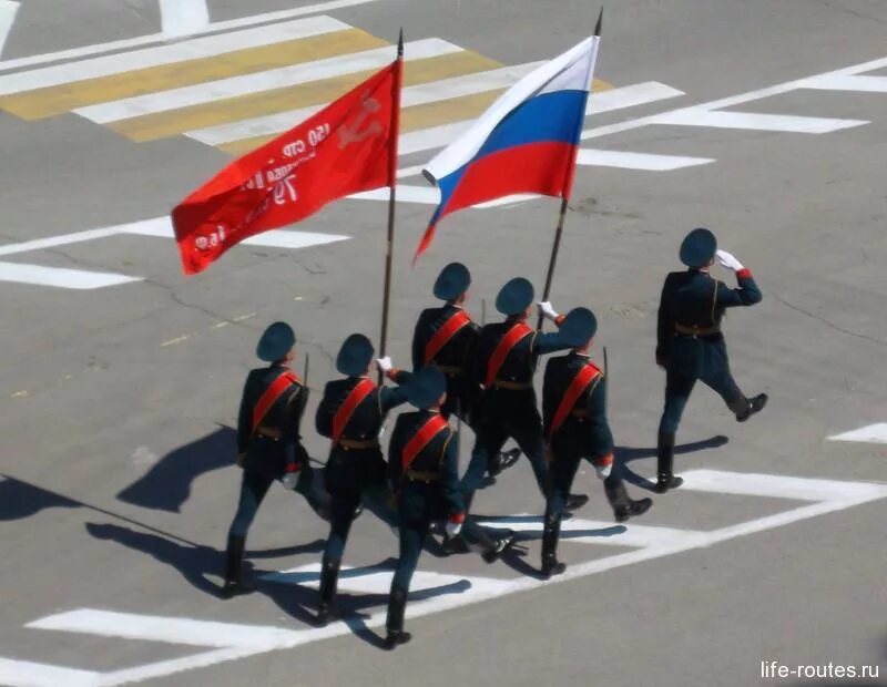 Знамя Вооруженных сил Российской Федерации на параде Победы. Парад вынос Знамени. Вынос флага. Парад с флагами. Флаг вынести