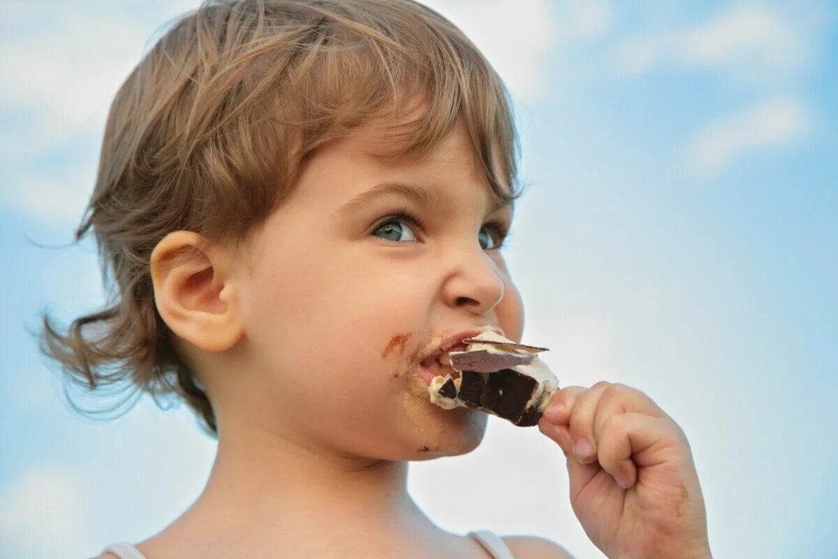 Ребенок ест эскимо. Дети едят мороженое. Девочка ест эскимо. Мороженое для детей. Девочка эскимо