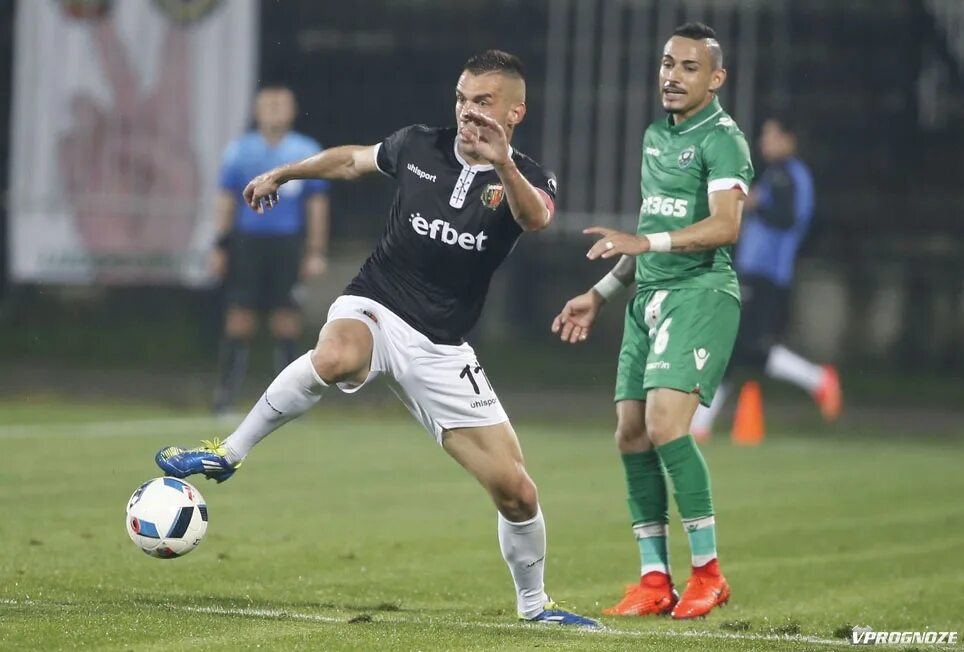 Локомотив пловдив прогноз. Локомотив пловдив эмблема. Локомотив интер словакия 2000 год. Фк локомотив пловдив. Локомотив пловдив эмблема.