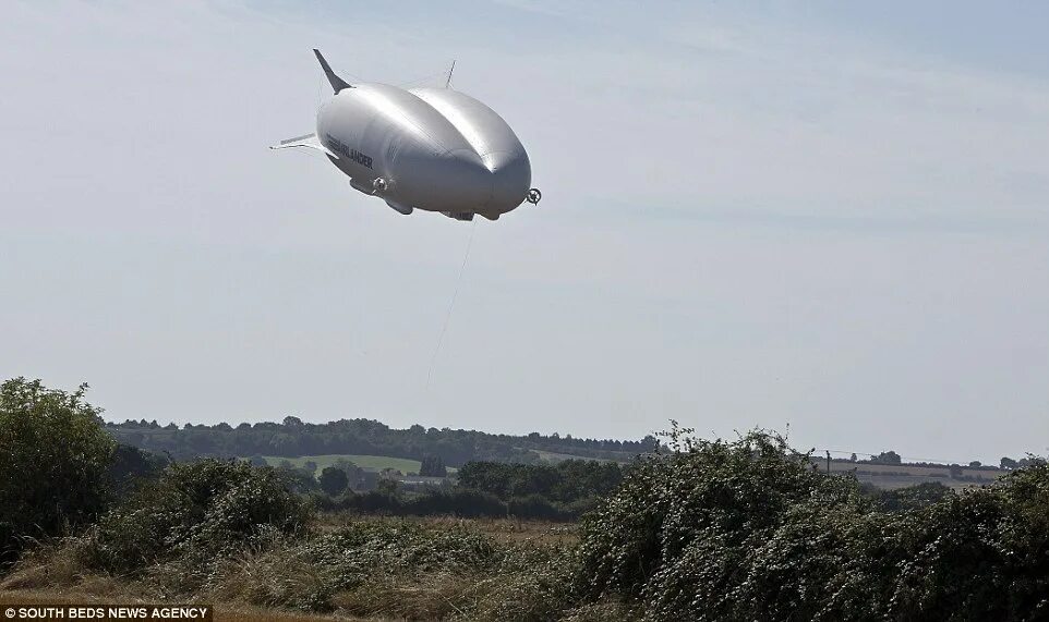 огромный дирижабль. дирижабль airlander 10 внутри. летать зад. летать зад. Airlander 10 крушение.