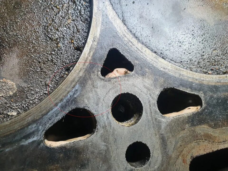 Трещина в блоке цилиндров рено логан. Трещина в гбц ep6. Рено логан трещина блока. Трещина в блоке цилиндров k7j. Рено логан трещина блока.