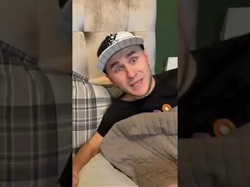 Младший брат подставляет. Младший брат подставляет